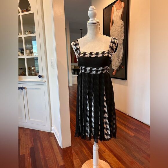 CHANEL Fall 2001 Black and White Pleated Silk Cocktail Dress - Picture 4 of 11